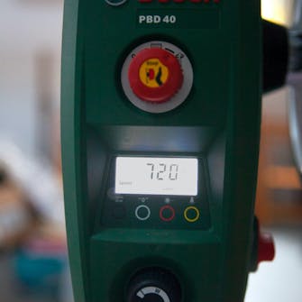 Søjleboremaskine test: Hastigheden kan styres helt præcist ved at dreje på den sorte knap på fronten Søjleboremaskine test: Hastigheden kan styres helt præcist ved at dreje på den sorte knap på fronten